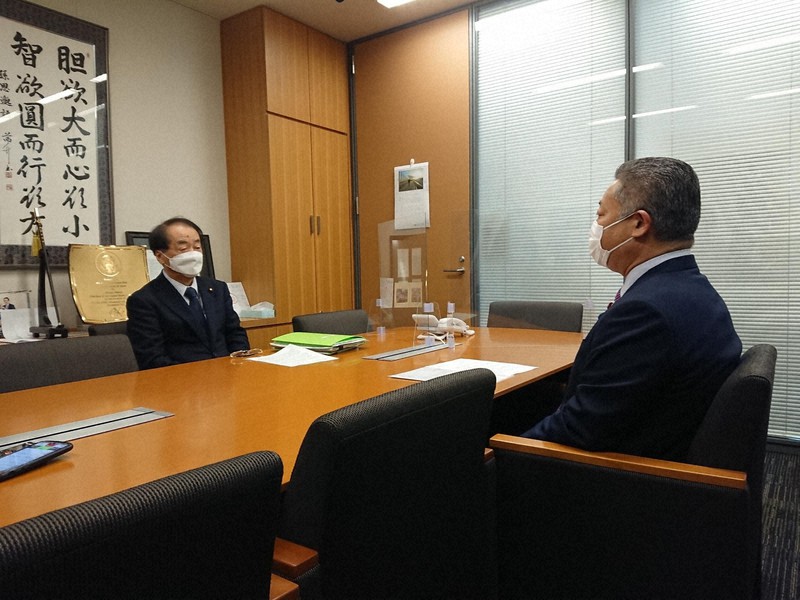 立憲民主党の菅直人元首相(左)に抗議する日本維新の会の馬場伸幸共同代表=東京千代田区で1日午後、古川宗撮影