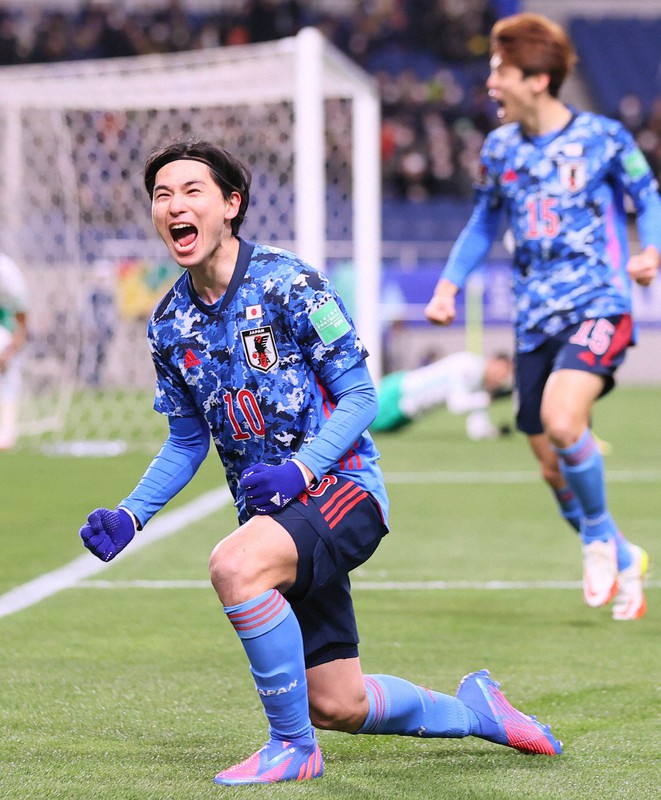 【日本-サウジアラビア】前半、先制ゴールを決めて喜ぶ南野拓実(左)=埼玉スタジアムで2022年2月1日、宮武祐希撮影