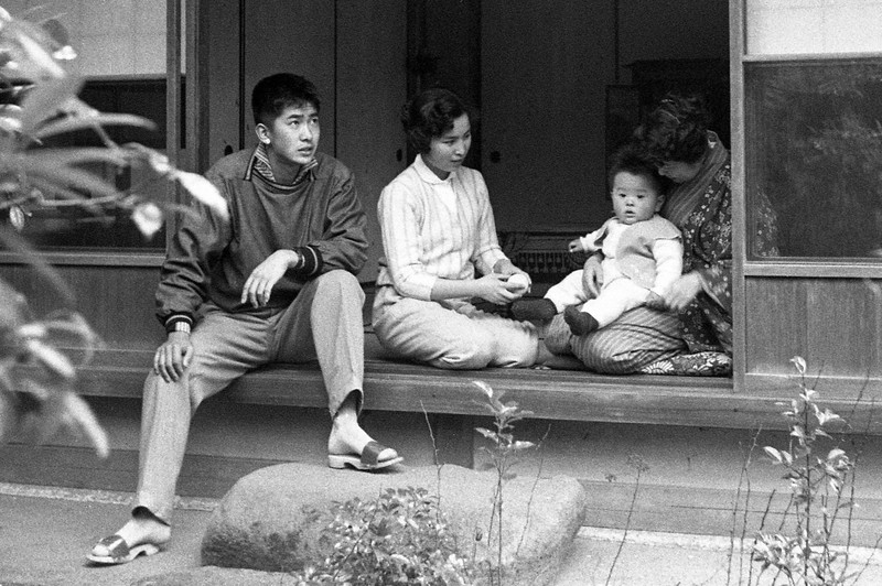 逗子市内の自宅で、右から母の光子さん、前年に生まれた長男の伸晃ちゃん、妻の典子さんとくつろぐ作家の石原慎太郎氏=神奈川県逗子市で1958年(昭和33年)2月、片桐幸撮影