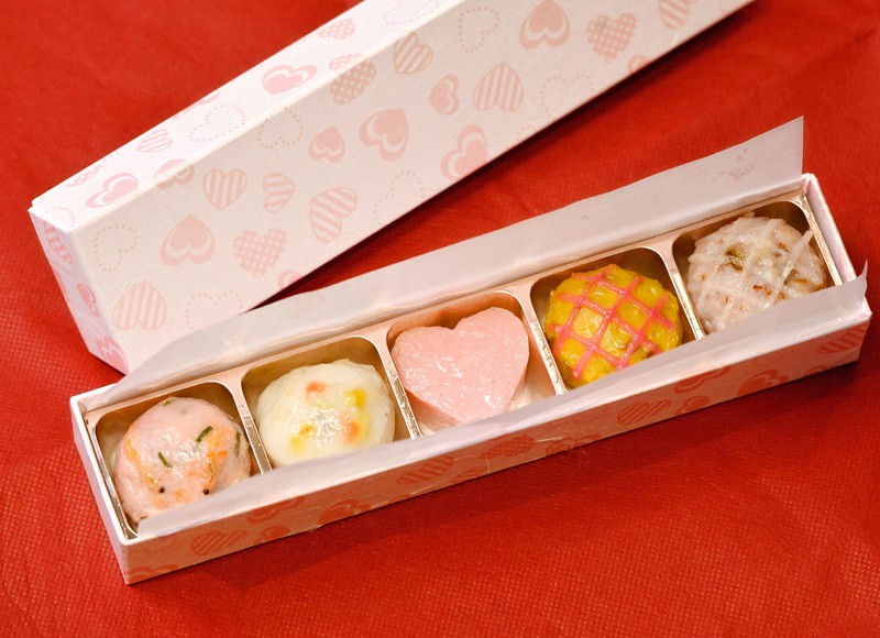 バレンタイン向けにチョコレートをイメージした箱に詰められたさつま揚げ=奈良市で、山田尚弘撮影
