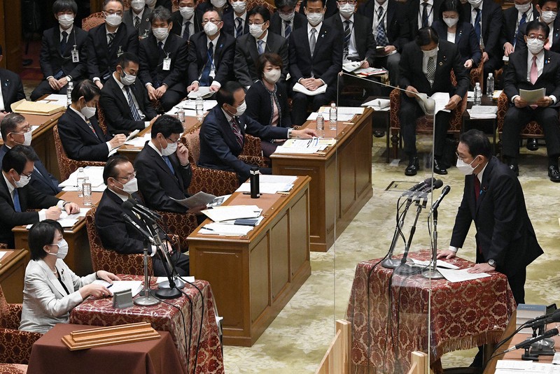高市早苗自民党政調会長(左手前)と岸田文雄首相(右)の論戦は「佐渡島の金山」で火ぶたを切った