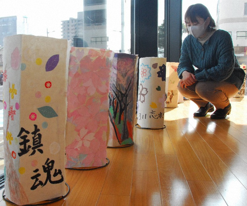 東日本大震災：3・11忘れないで 福島・郡山の紙灯籠50基 鳥取市役所で