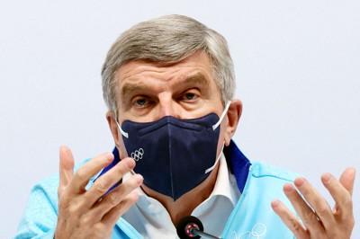 記者会見で発言するIOCのトーマス・バッハ会長＝北京で2022年2月3日、貝塚太一撮影