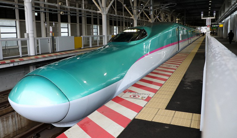 新函館北斗駅に停車する北海道新幹線=北海道北斗市で2020年12月1日、貝塚太一撮影