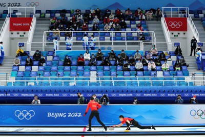 北京五輪の競技会場は熱狂と静寂が交錯 スタンドは招待客限定 | 毎日新聞