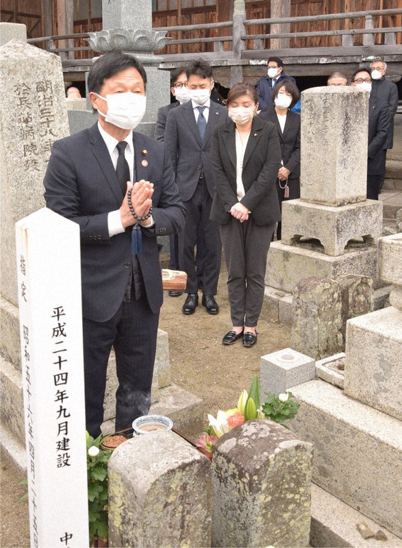福沢家先祖の墓に手を合わせる参列者