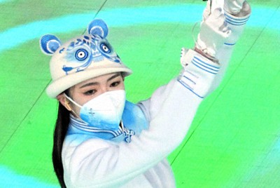 中国伝統文様の門扉から選手入場 先導スタッフ、寅年でトラ帽子 | 毎日新聞