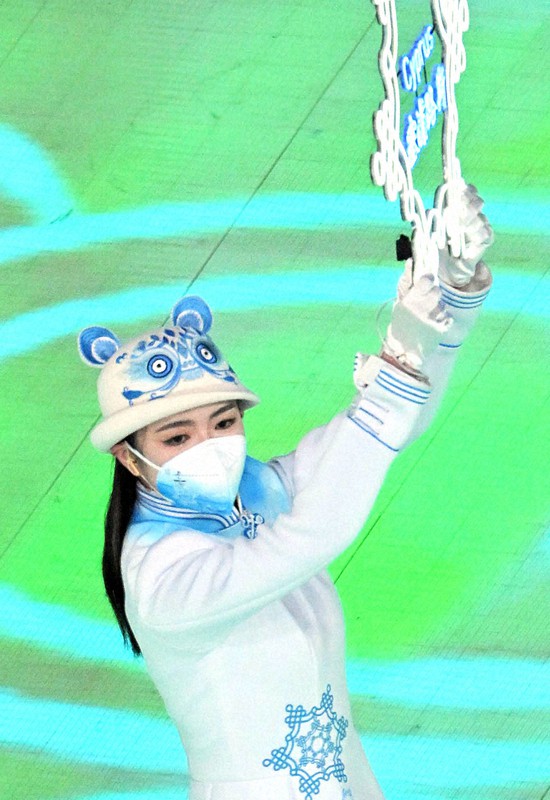 中国伝統文様の門扉から選手入場 先導スタッフ、寅年でトラ帽子 | 毎日新聞