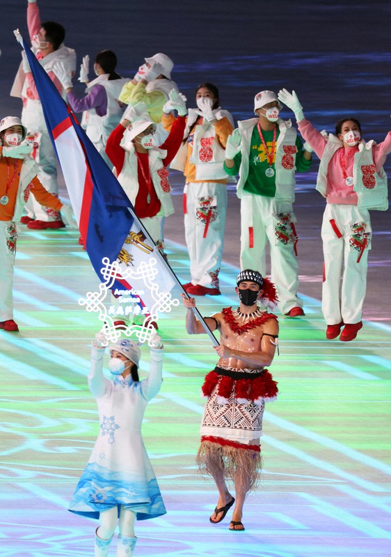 上半身裸の旗手 米領サモアから 寒い北京 堂々行進 開会式 毎日新聞