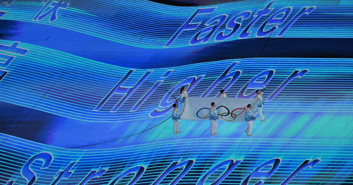 五輪旗入場、中国初の金メダリストら トラ衣装の子どもが賛歌合唱