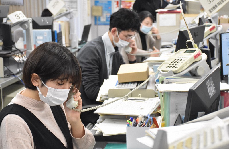 電話の対応にかかりきりの静岡県東部保健所の職員=静岡県沼津市で2022年1月24日、金子昇太撮影