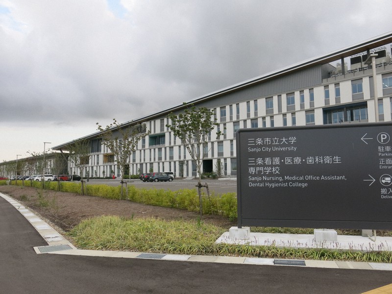 2021年4月に開校した三条市立大学=2021年10月8日、中根正義撮影