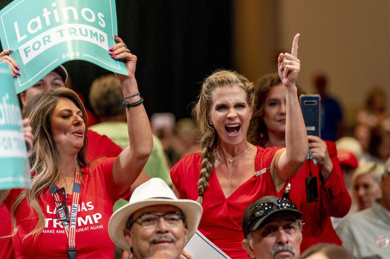 中南米系の支持者を集めたトランプ氏の選挙集会=米西部アリゾナ州フェニックスで2020年9月14日、AP