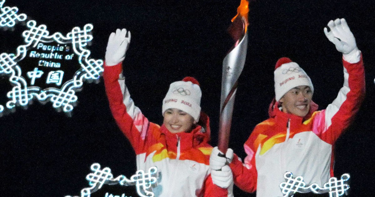無名」ウイグル選手、異例の聖火最終走者 批判回避もくろむ中国 | 毎日新聞