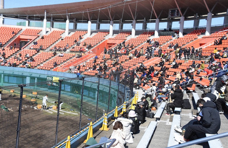 プロ野球 宮崎キャンプ初の週末 2年ぶり観客の熱い視線 /宮崎 毎日新聞 プロ野球 宮崎キャンプ初の週末 2年ぶり観客の熱い視線 /宮崎 毎日新聞