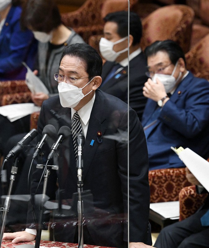 衆院予算委員会で新型コロナウイルスワクチンの3回目接種について1日100万回を目指す方針を表明する岸田文雄首相=国会内で2022年2月7日午前9時4分、竹内幹撮影