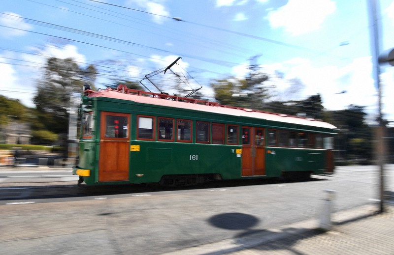住吉大社前を走るモ161号。今月末まで見ることができる光景だ=大阪市住吉区で2022年1月19日、木葉健二撮影
