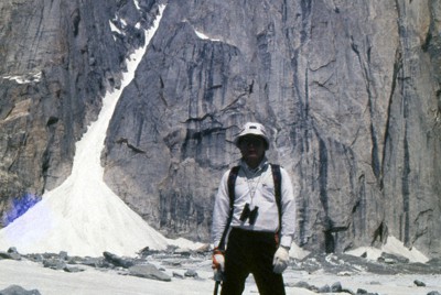 永田東一郎さんたちが選んだK7のルートは左側の雪のライン「中央岩溝」だった。手前に立つのは永田さん＝東大スキー山岳部OB提供