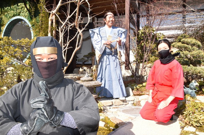 奉行から「これからは『お庭番』として精進せよ」と命じられる伊勢忍者キングダム所属の忍者とくノ一=庭園化リニューアルが進む伊勢忍者キングダムで2022年2月1日、尾崎稔裕撮影