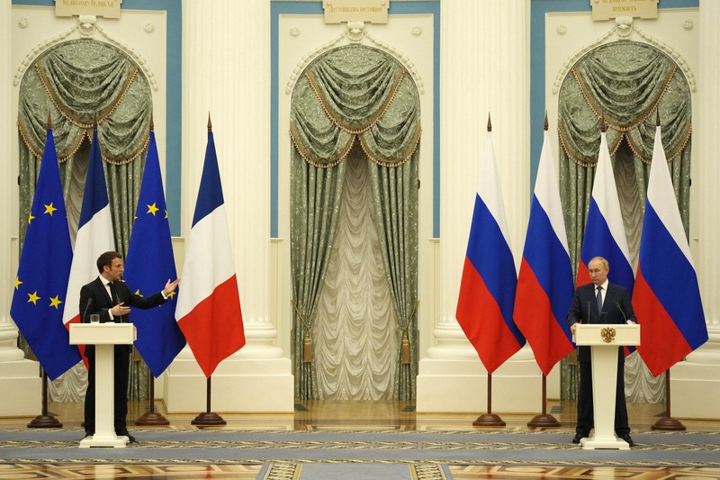会談後に記者会見するフランスのマクロン大統領(左)とロシアのプーチン大統領=モスクワで2022年2月7日、AP
