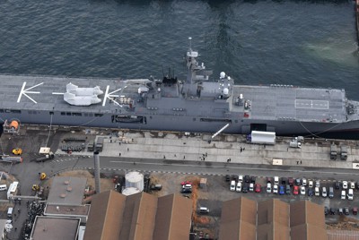 トンガへの支援物資が積み込まれる海上自衛隊の輸送艦「おおすみ」＝広島県呉市で2022年1月24日午前8時42分、本社ヘリから木葉健二撮影