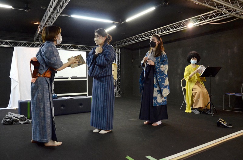 演劇「ミモザウェイズ1910-2020 ~わたしたちの道~」のリハーサル=京都市南区で2022年2月1日午後4時23分、野口由紀撮影