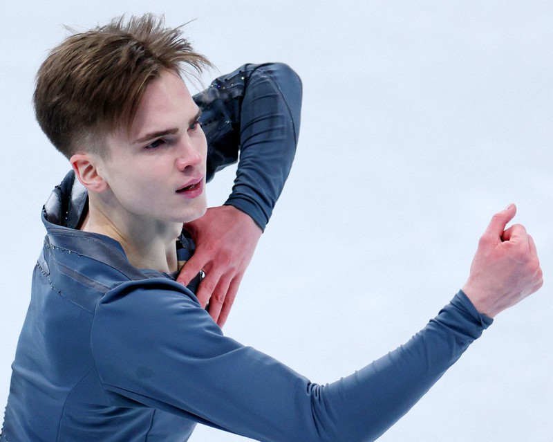 男子SPで演技するアゼルバイジャンのウラジーミル・リトビンツェフ＝北京・首都体育館で2022年2月8日、貝塚太一撮影