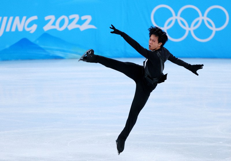 男子SPで演技するフランスのアダム・シアオイムファ＝北京・首都体育館で2022年2月8日、貝塚太一撮影