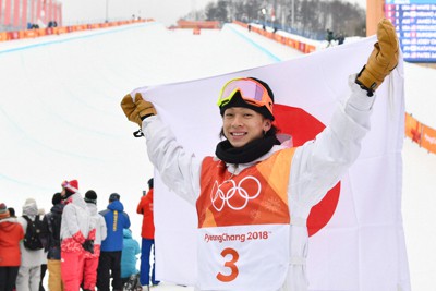 新品非売品　即配送◎ 北京2022公式首飾り　羽生結弦　平野歩夢着用 GettyImages-600.jpg