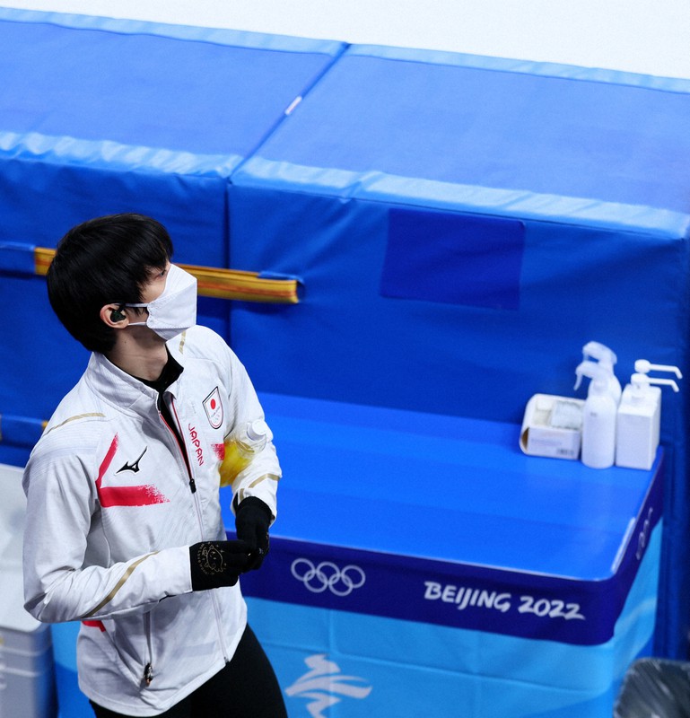 本番リンクに入る羽生結弦＝北京・首都体育館で2022年2月8日、貝塚太一撮影