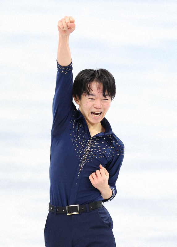 男子SPで演技を終えて喜ぶ鍵山優真＝北京・首都体育館で2022年2月8日、猪飼健史撮影