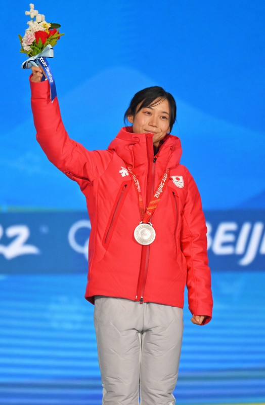 スピードスケート女子1500㍍ 銀メダルを胸に笑顔を見せる高木美帆