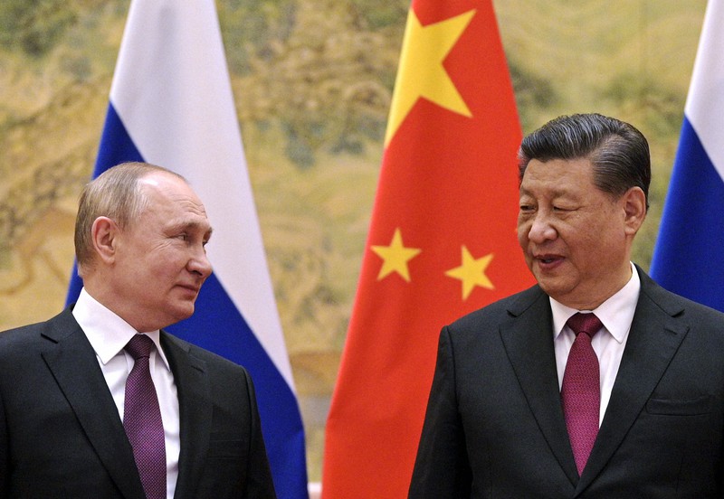 会談する中国の習近平国家主席(右)とロシアのウラジミール・プーチン大統領=北京で2022年2月4日、露大統領府提供・AP