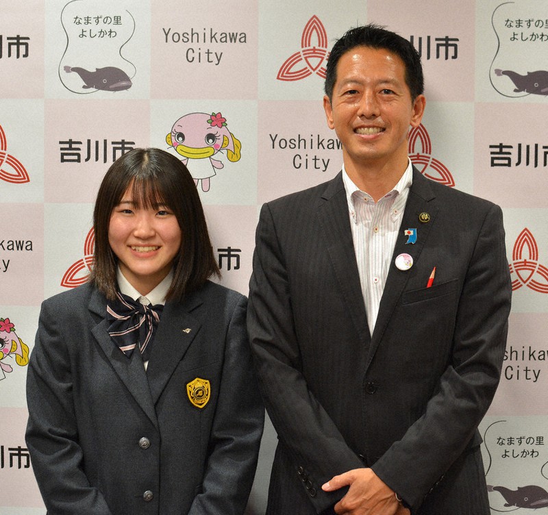 北京五輪に向け、埼玉県吉川市の中原恵人市長(右)を表敬訪問した際の小野光希選手=同市役所で2021年10月12日、同市提供