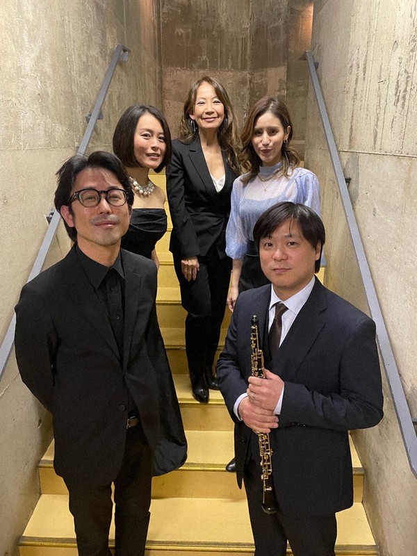 チャリティーコンサートの楽屋で共演した音楽仲間と記念撮影。中央奥が筆者