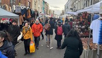 英国では古着やアンティーク雑貨が並ぶマーケットでもカードでの支払いが一般的だ＝ロンドンで2022年2月5日、横山三加子撮影
