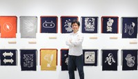 アーティストと連携して制作した「前掛け」の展示会を開いたエニシングの西村和弘社長＝東京都中央区で2021年12月、長谷川直亮撮影