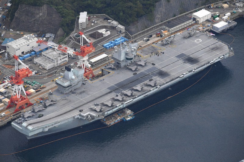 米海軍横須賀基地に寄港した英海軍の最新鋭空母クイーン・エリザベス=2021年9月7日、本社ヘリから丸山博撮影