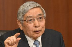 インタビューに答える日銀の黒田東彦総裁＝東京都中央区で2022年2月8日、内藤絵美撮影