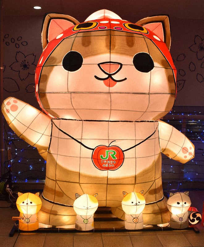 ゆるキャラ 「つがにゃん」 2.7メートルのねぷたに JR弘前駅 | 毎日新聞