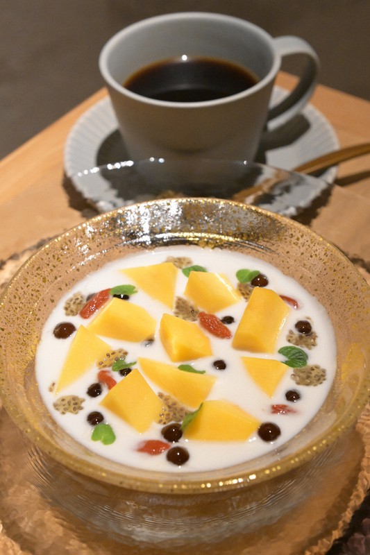 王将戦七番勝負第4局第1日、渡辺明王将の午後のおやつ。アップルマンゴーをぜいたくに使ったマンゴープリン　ブラックタピオカとクコの実など＝東京都立川市のSORANO　HOTELで2022年2月11日、大西岳彦撮影