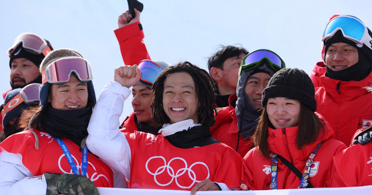 金メダル平野歩夢を弟・海祝が祝福「やっぱり取るべきは兄ちゃん