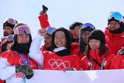 金メダル平野歩夢を弟・海祝が祝福「やっぱり取るべきは兄ちゃん