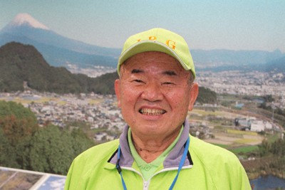 伊豆の国歴史ガイドの会会長の萩原傳（はぎわら・つたえ）さん＝静岡県伊豆の国市四日町の韮山時代劇場内「義時の里」で2022年1月25日、石川宏撮影