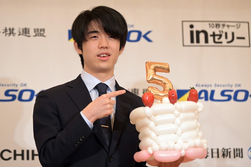 最年少5冠の達成から一夜明け、記念撮影に応じる藤井聡太新王将＝東京都立川市で2022年2月13日午前9時49分、大西岳彦撮影