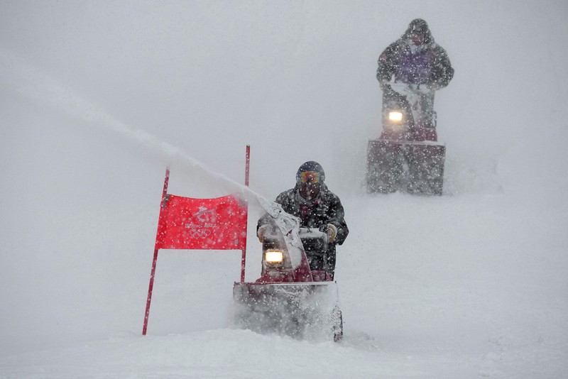開幕後初、北京五輪に本格的な雪 視界悪くアルペン男子次々棄権 | 毎日新聞
