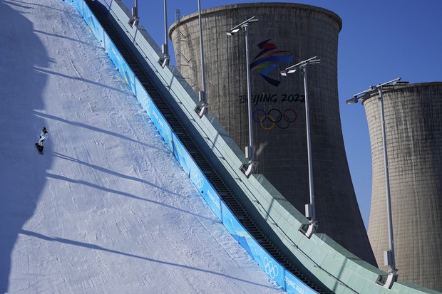 巨大煙突をバックにビッグエア スノボ選手も工場萌えも満足の会場