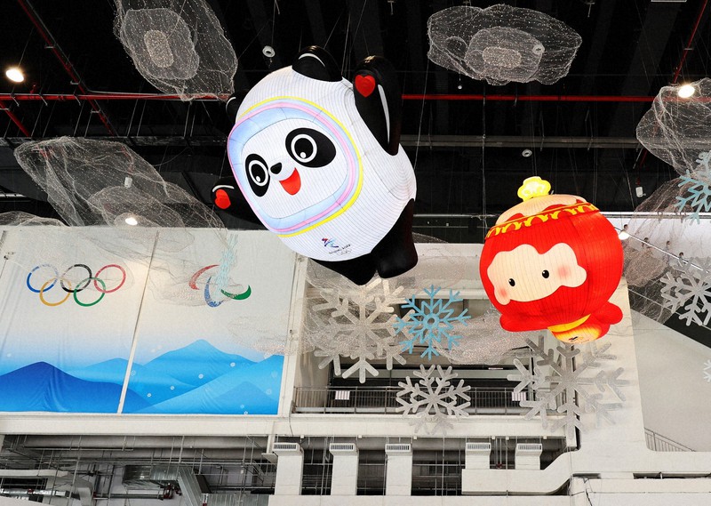 メインメディアセンターに掲げられた北京五輪とパラリンピックの大会マスコット=北京で2022年1月26日、貝塚太一撮影