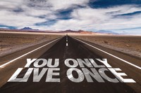 米国で注目される「YOLOエコノミ－」。YOLOとは「人生一度きり」を意味する略語だ