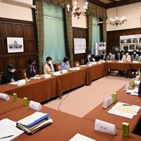 困難を抱える女性を支援する新法案の提出を目指して開かれた超党派議員会合＝東京都千代田区で2022年2月16日午後4時41分、塩田彩撮影